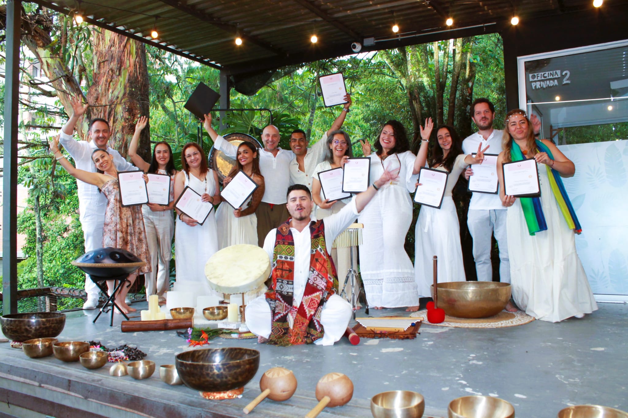 Grupo de participantes de la certificación con sus diplomas y sus instrumentos de sonoterapia